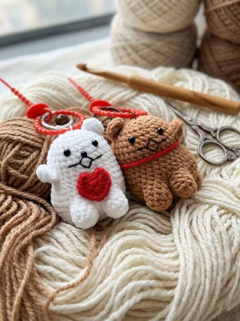 Magnetic Best Friend Crochet Plush Keychain - Cute Couple Cat & Dog Amigurumi Bag Charm - Handmade Anniversary Gift for Lovers, BFF Gift Set