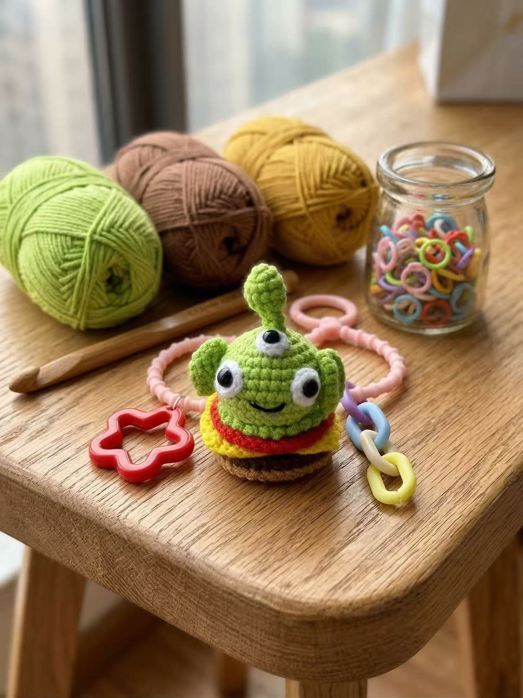 Crocheted Three-Eyed Alien Burger Keychain, Amigurumi Food Bag Charm, Kawaii Plush Backpack Accessory