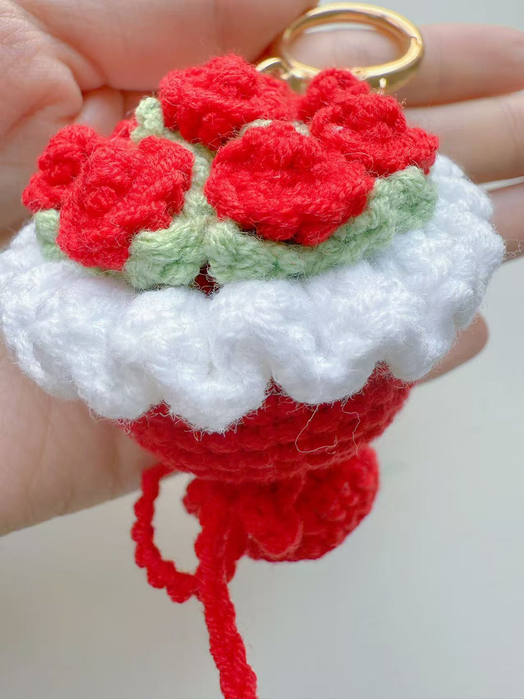 SENSE RIOT Hand-Crocheted Rose Bouquet Keychain, Floral Bag Charm, Romantic Accessory