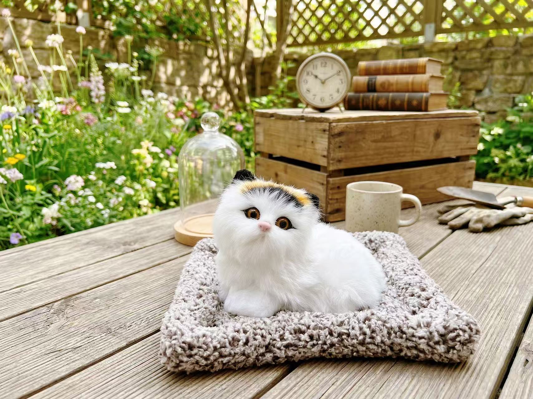 Lifelike Interactively Meowing Plush Cat with Reassignable Fur and Integrated Shaggy Base – Press & Hear Meow!